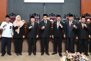 Bupati dan Wakil Bupati terpilih berfoto bersama usai ditetapkan DPRD Kuningan. Bupati dan Wakil Bupati terpilih berfoto bersama usai ditetapkan DPRD Kuningan.